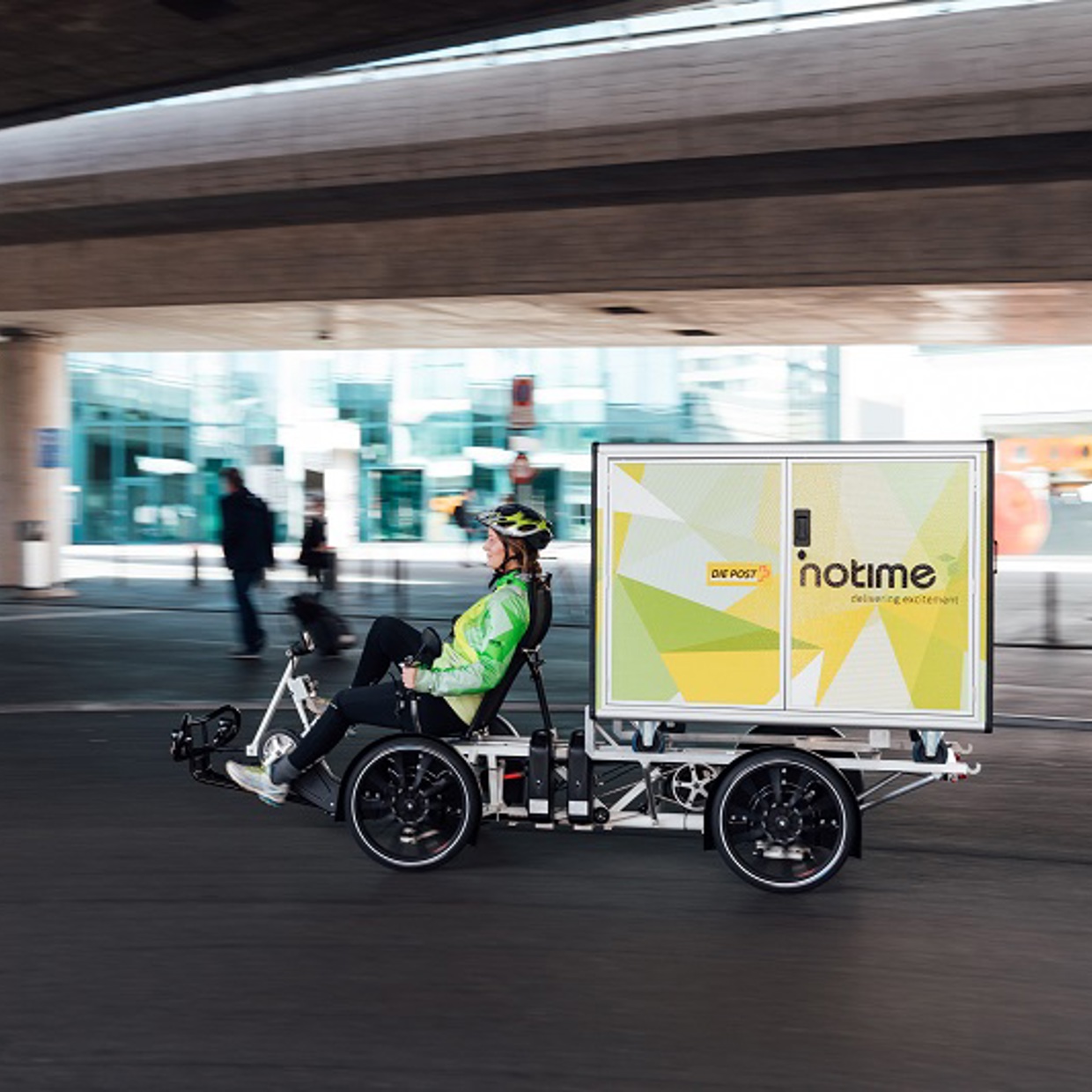 notime-Kurierin der Post auf Lastenfahrrad – der Express-Lieferdienst wird 2025 eingestellt